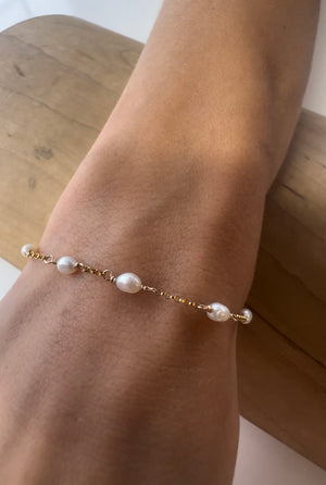 
                  
                    Pearl and chain gold filled bracelet
                  
                